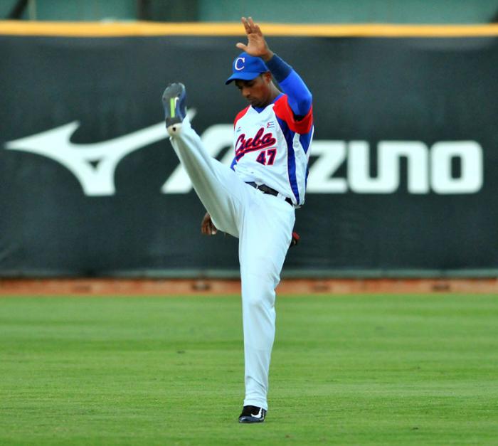 Beisbol-cuba-Premier12.previa del 1mer juego cuba vs canada jugadores se estriran y se preparan para el partido,Yurisbel Gracial