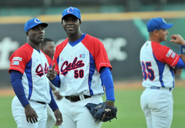 Beisbol-cuba-Premier12.previa del 1mer juego cuba vs canada jugadores se estriran y se preparan para el partido,Rudy Reyes