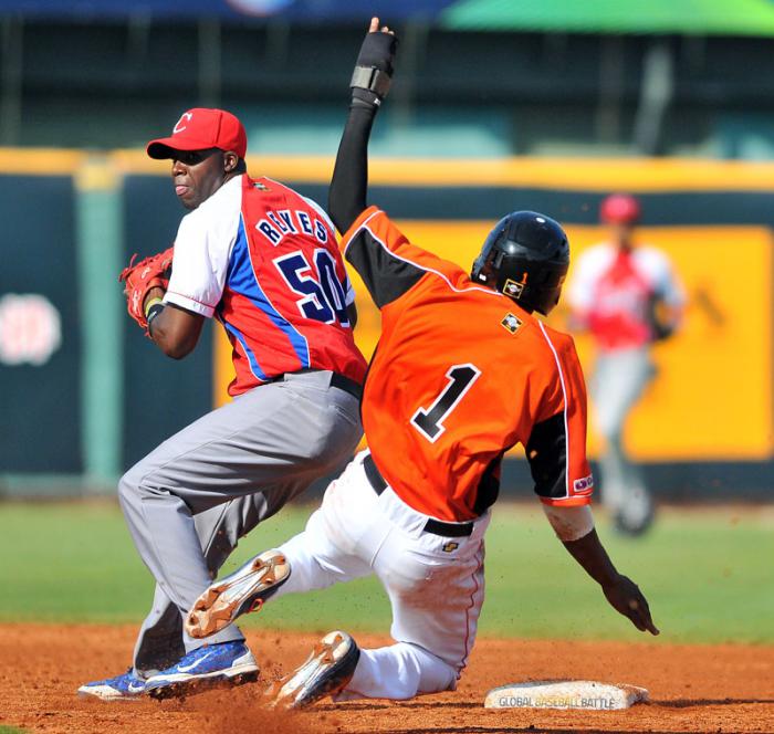 Beisbol-cuba-Premier12-2do partido Cuba vs Holanda gana cuba 6 x 5  Doble play x cuba