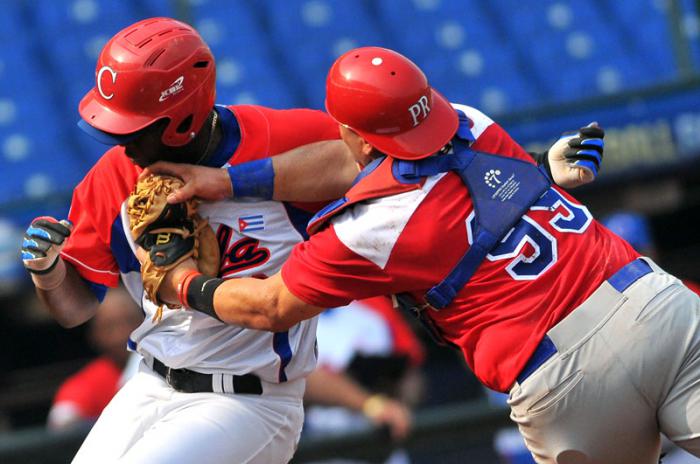 Beisbol-cuba-Premier12-3ser partido Cuba vs Puerto Rico ganado x cuba en extra ining jugada en home Rudy Reyes es puesto out