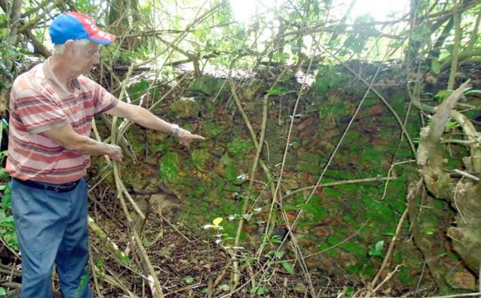 Luzardo señala la única pared del ingenio Tunas que continúa en pie. 