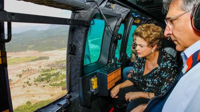 La Mandataria sobrevoló en helicóptero los barrios de Bento Rodrigues y Paracatu. 