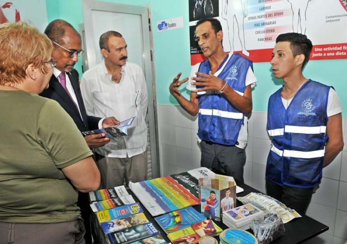 El Sr Michel Sidibè Director Ejecutivo de ONUSIDA y Secretario General Adjunto de las Naciones Unidas  en el Policlìnico del Vedado
