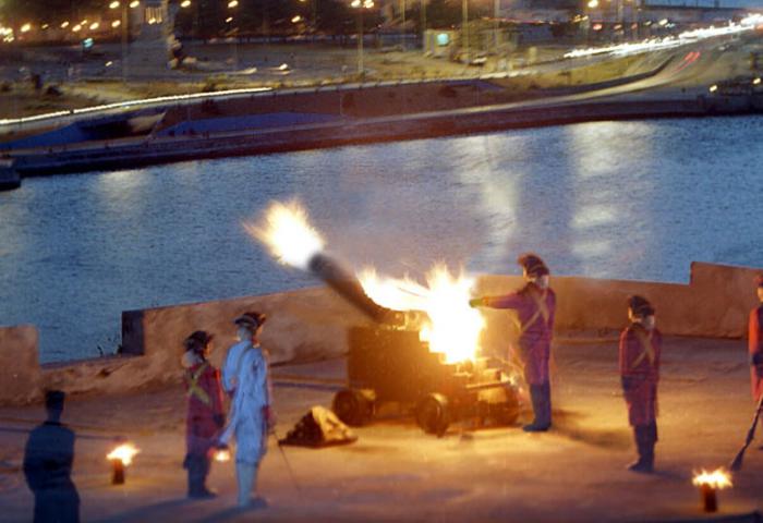 La ceremonia del cañonazo en la Fortaleza de San Carlos de la Cabaña.