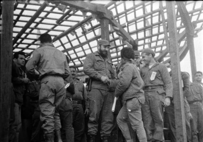 Fidel saluda a una de las graduadas después de hacerle entrega de su diploma.