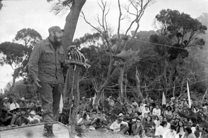 El Comandate en Jefe Fidel Castro resume el acto de graduación de médicos y estomatólogos en el Pico Cuba.