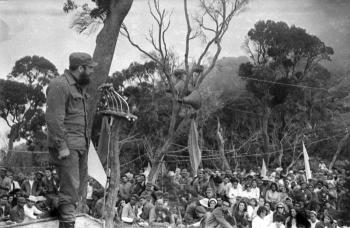 El Comandate en Jefe Fidel Castro resume el acto de graduación de médicos y estomatólogos en el Pico Cuba.