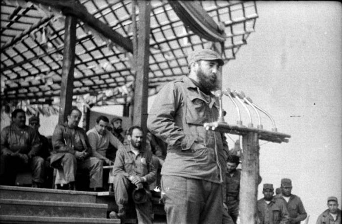El Comandate en Jefe Fidel Castro resume el acto de graduación de médicos y estomatólogos en el Pico Cuba.