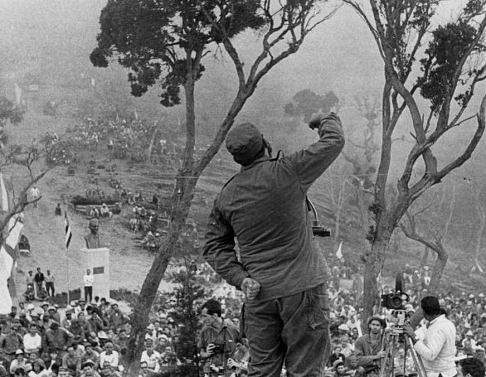 “A nuestros enemigos les duele esta victoria, les duele esta graduación”, expresó Fidel en el acto de graduación de médicos y estomatólogos en el Pico Cuba.