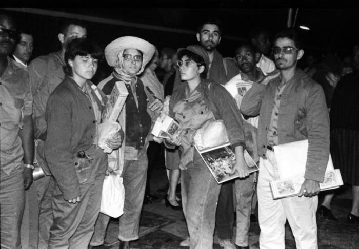 Llegan a La Habana los médicos y estomatólogos procedentes de Santiago de Cuba. 