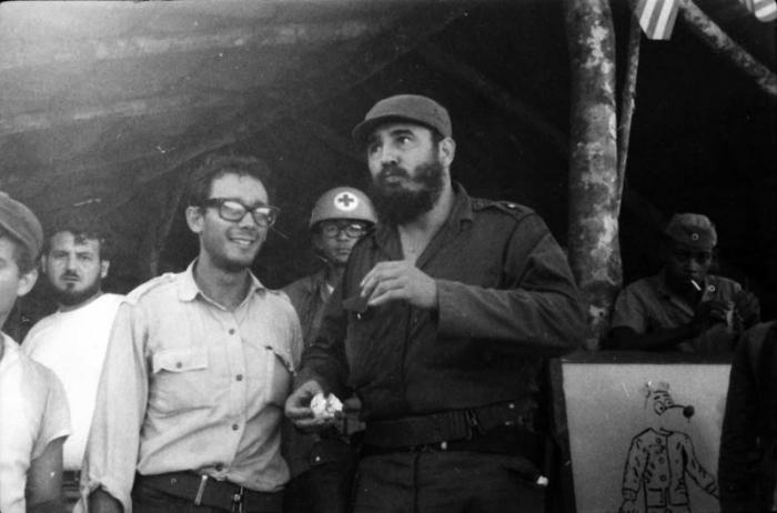 Fidel visita los albergues donde se alojan los médicos y los estomatólogos.