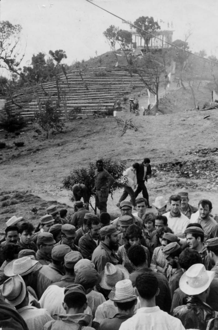 Fidel conversa en el Pico Cuba con un grupo de medicos que se graduaran alli.
