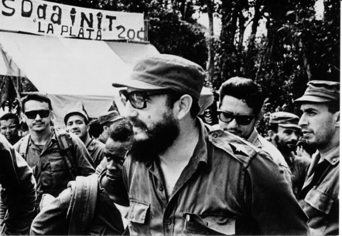 Al llegar a La Plata a todos sorprende que se encuentre instalado un soda-init para servir helados a los cansados jóvenes que comienzan a llegar. Detrás de Fidel, José R. Machado Ventura, ministro de Salud Pública.

