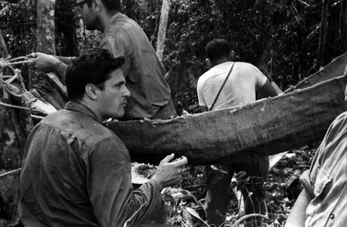 Unos almuerzan y otros preparan las hamacas para descansar después de una jornada de caminata por el lomerío de la Sierra Maestra.

