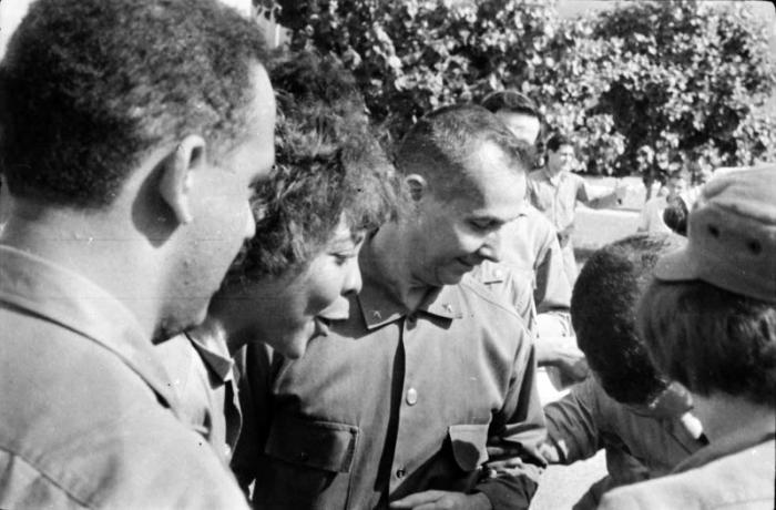 El Comandante, doctor Julio Martínez Páez, acompaña a los médicos y estomatólogos.

