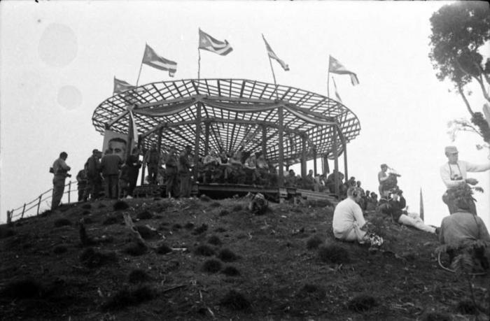 Instalaciones en la cima del Pico Cuba donde se efectuó el acto de graduación de los médicos y estomatólogos.