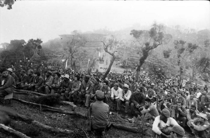 En la cima del Pico Cuba los médicos y estomatólogos graduados escuchan las palabras de Fidel.