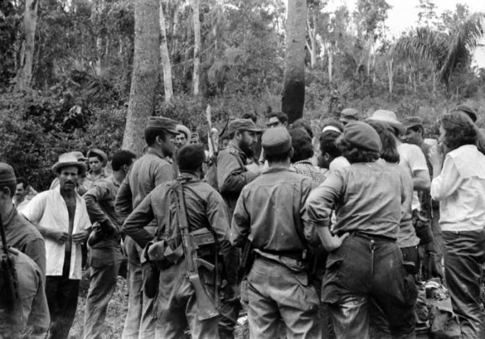Fidel explica a los médicos que la marcha de Vegas de Jibacoa a Mompié fue muy accidentada por lo empinado de la montaña.

