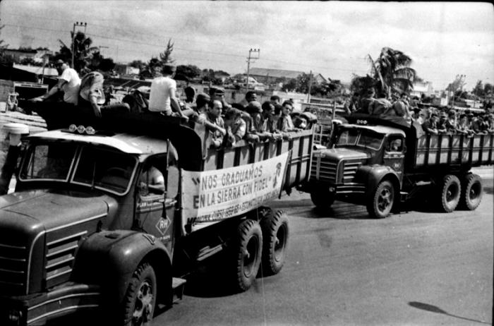Caravana de camiones que conduce a los médicos y estomatólogos rumbo a la Sierra Maestra.