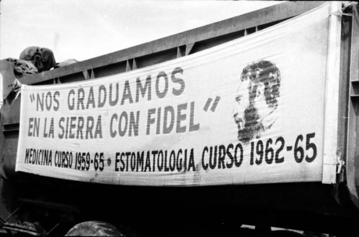 Tela colocada en uno de los camiones de la caravana de los médicos y estomatólogos que marchaba rumbo a la Sierra Maestra.