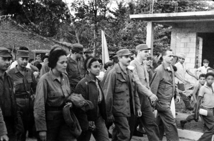 Los médicos reciben el cariñoso saludo de los pobladores de la zona a su paso rumbo a la Sierra Maestra.

