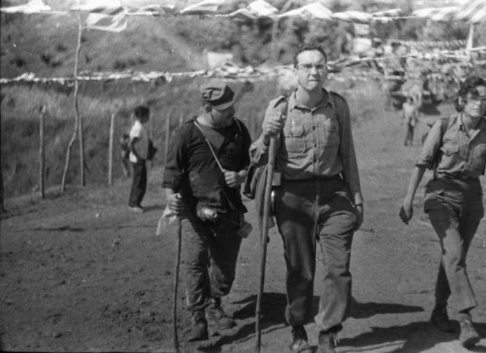La caminata es dura por los senderos montañosos, pero se imponen al cansancio y los compañeros van llegando al campamento. 