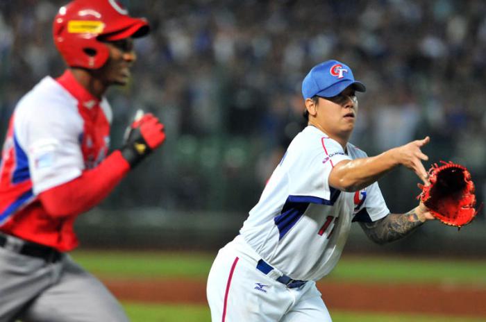 Beisbol-cuba-Premier12-4to partido Cuba vs China T ganado x los CHT 4 x 1 Jugada 1mera base Gracial es el ultimo out del juego