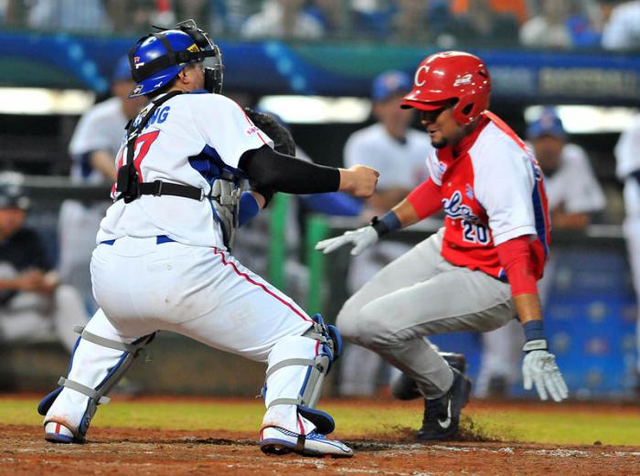 Beisbol-cuba-Premier12-4to partido Cuba vs China T ganado x los CHT 4 x 1 Jugada en Home es puesto Out Yuniesky Gurriel