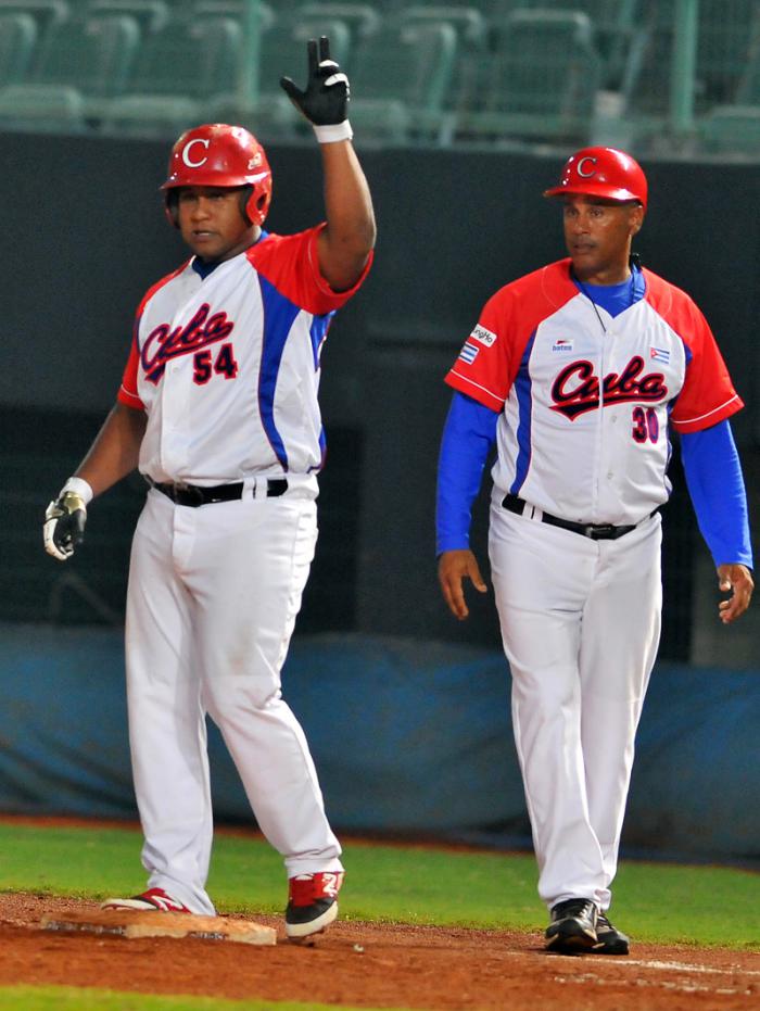 Beisbol-cuba-Premier12-5to juego cuba vs italia gana cuba 2 x 1 victoria de lanzador Livan Moinelo Alfredo Despaigne da el hit del gane