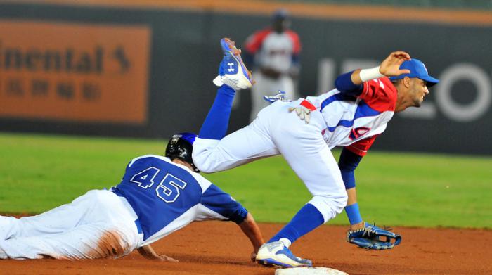 Beisbol-cuba-Premier12-5to juego cuba vs italia gana cuba 2 x 1 victoria de lanzador Livan Moinelo