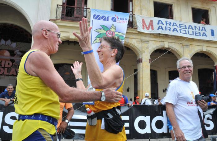 Marabana 2015, dos corredores alegres por llergar a la meta.