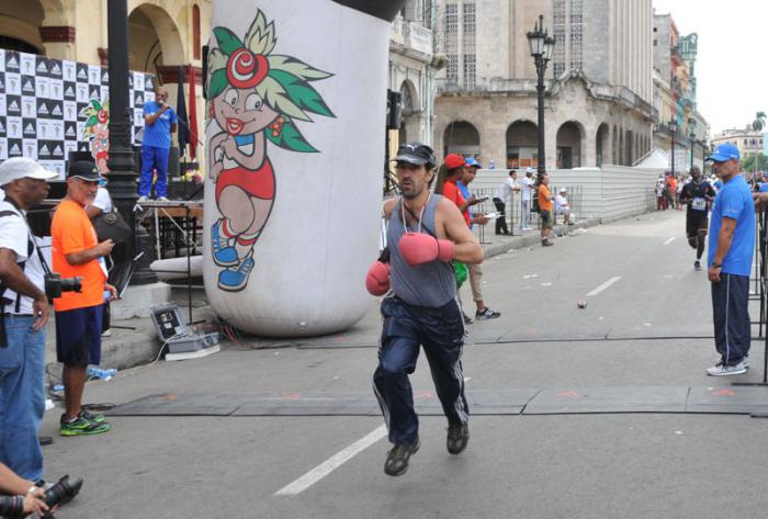 Marabana 2015,corredor y boxeador llegando a la meta.