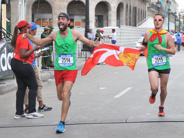 Marabana 2015, dos corredores alegres por llergar a la meta