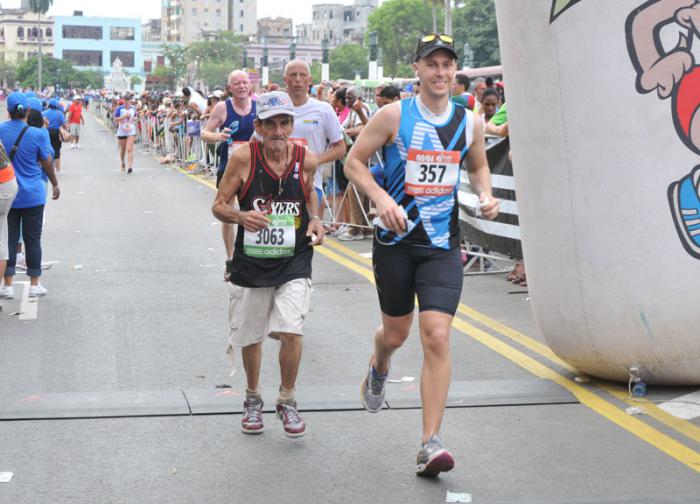 Marabana 2015, dos corredores llegando a la meta.