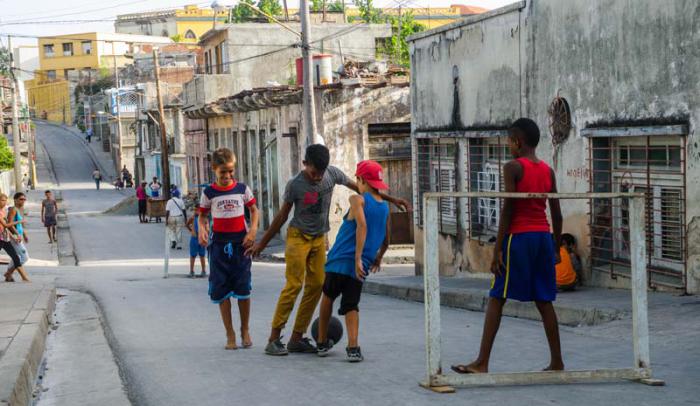 Niños juegan fútbol en una de las calles de Santiago de Cuba.