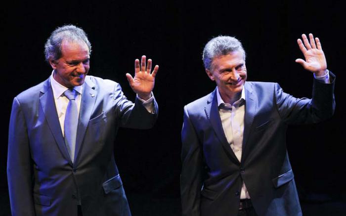 Daniel Scioli y Mauricio Macri durante el primer debate televisivo este domingo. 