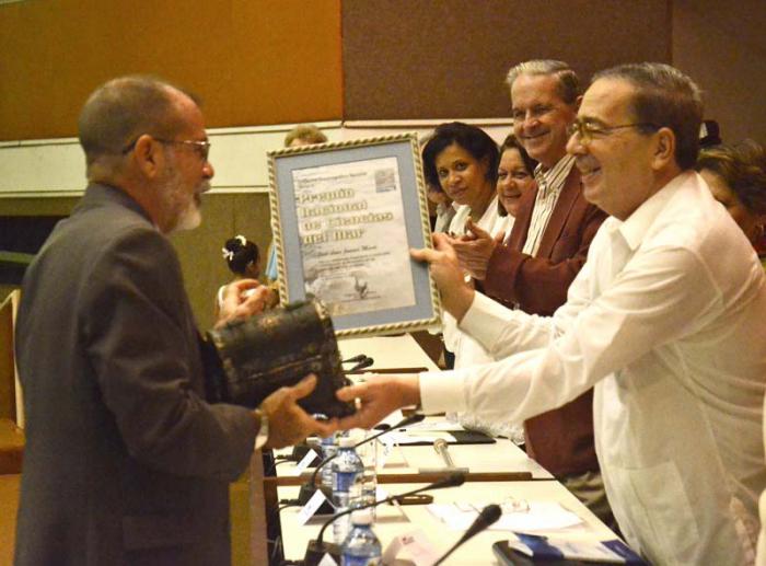 X Congreso de Ciencias del Mar. MARCUBA 2015. José Luis Juanes (Dtor en Ciencias Geografica e Investigador del Instituto de Oceonologia). Recibe Premio Nacional de Ciencias del Mar.Fernando Gonzalez (Viceministro Primero del CITMA)