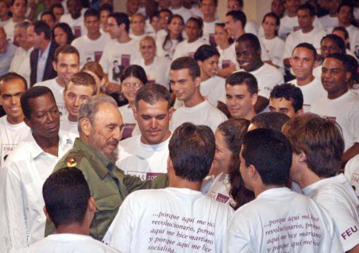 Fidel junto a los estudiantes el 17 de noviembre del 2005.  