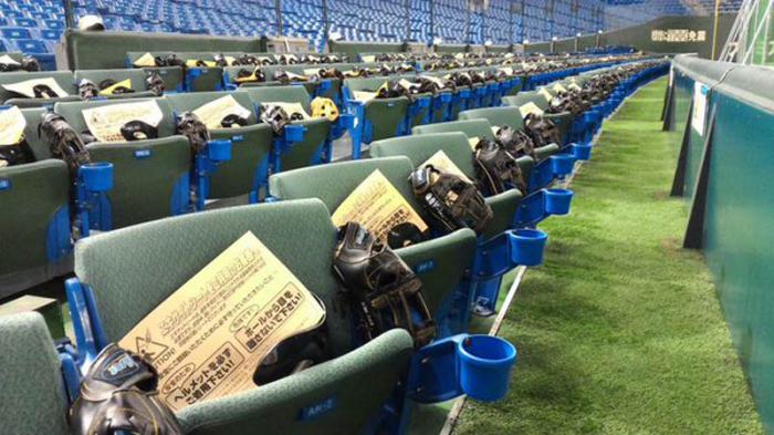 Espectáculo de altura en las gradas del Tokio Dome, con guantes en los asientos delanteros que los aficionados podían utilizar para intentar capturar las bolas de fouls.
