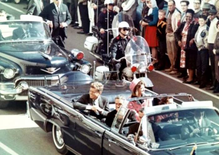 El presidente John F. Kennedy fue asesinado mientras transitaba por la ciudad de Dallas, Texas.  