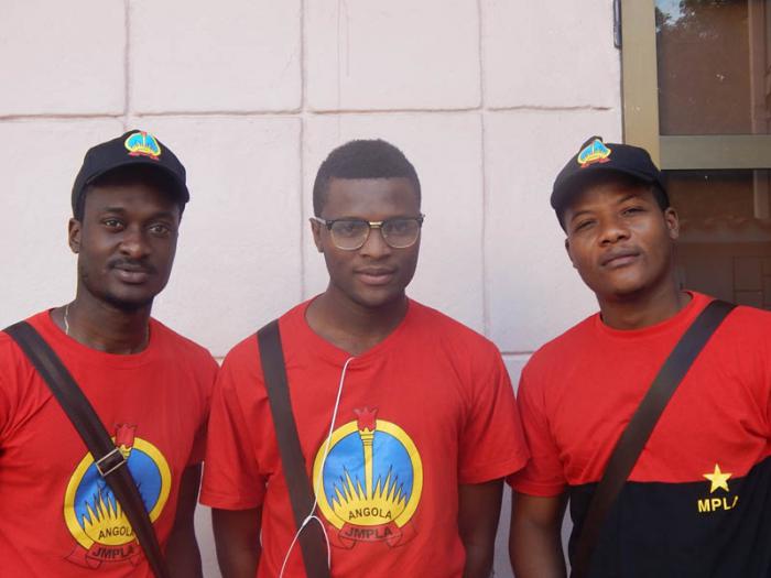 Jóvenes estudiantes angolanos en Cuba. De izquierda a derecha Aguinaldo, Gelcitor y Jackson, quienes valoran positivamente el sistema educacional cubano.