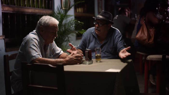 Mario Balmaseda (izquierda) y Manuel Porto, en una sola secuencia exaltan a Vuelos Prohibidos.