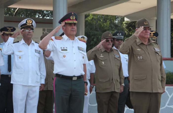 A la derecha el general de cuerpo de Ejército Álvaro López Miera, a su lado el comandante en jefe de las Fuerzas Ar­madas del Es­tado Plurinacional de Bolivia, general de Ejército, Omar Jaime Salinas Ortuño y otros integrantes de las delegaciones. 