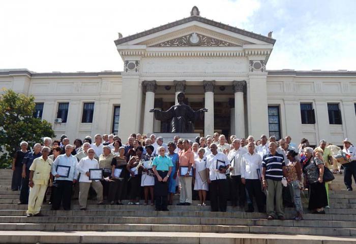 Médicos graduados en la Sierra Maestra el 14 de noviembre de 1965 recibieron diplomas de reconocimiento firmado por quien fuera su compañero e inspirador, Fidel Castro Ruz.