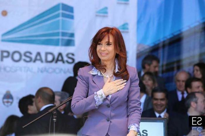 La mandataria argentina encabezó un acto en el Hospital Posada. 