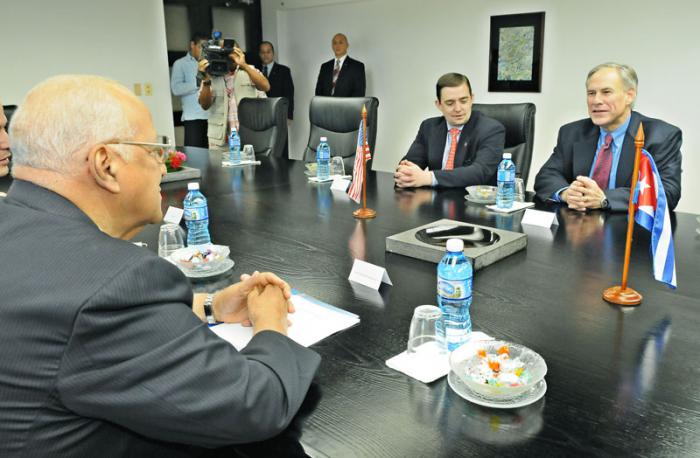 El Vicepresidente del Consejo de Ministros, Ricardo Cabrisas Ruiz recibe en el Consejo de Ministros  Mr Greg Abbott Gobernador del Estado de Texas, Estados Unidos de América.