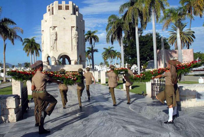 En el Día de las FAR se rindió tributo al Héroe Nacional José Martí. 