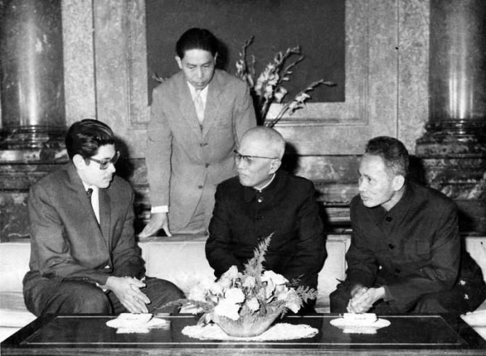 Héctor Rodríguez Llompart (izquierda) fue recibido en Hanoi en 1960 por Ton Duc Thang (centro), vicepresidente de Vietnam, y Pham Van Dong (derecha), Primer Ministro. 