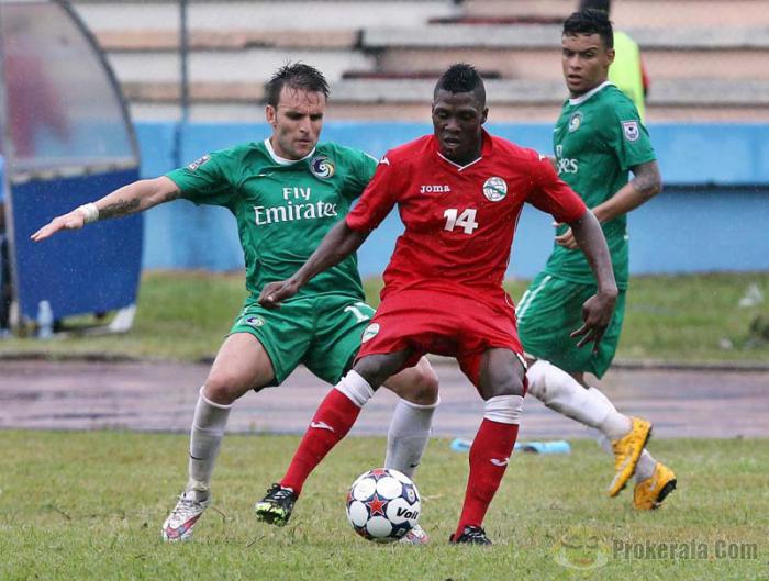 Arichel Hernández (al frente) formó parte del equipo cubano que enfrentó este año los partidos amistosos contra los clubes Cosmos, de Estados Unidos, y Santos Laguna, de México. 
