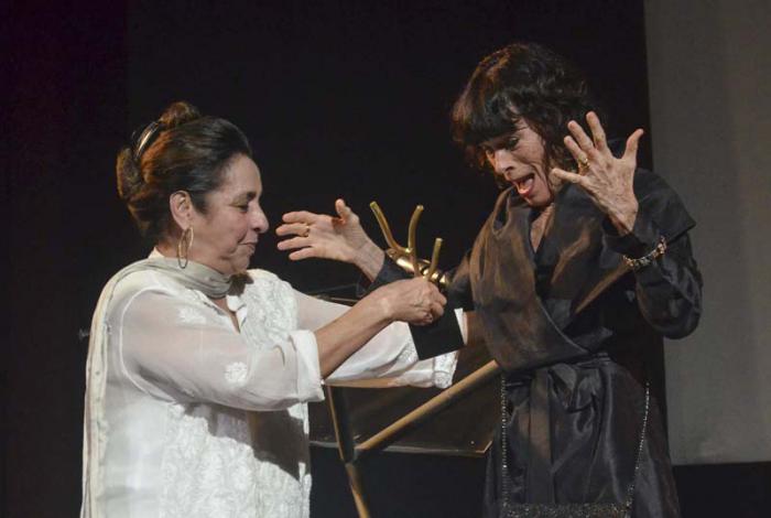 Geraldine Chaplin recibió un coral de manos de la actriz cubana Daisy Granado, durante la inauguración del 37 Festival de Cine.